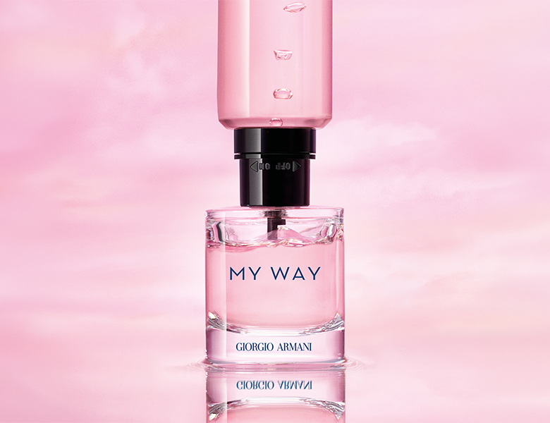 Her ses Giorgio Armani My Way-parfumen med refillflakon på en lyserød baggrund.