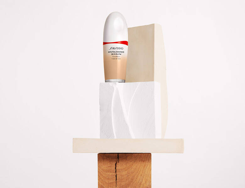 Her ses et makeupprodukt på en hvid baggrund.