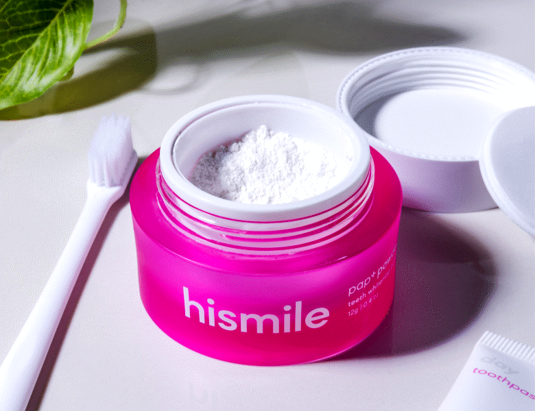 Her ses en åben whitening powder i en pink bøtte.