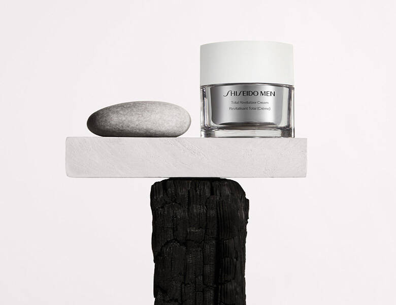 Her ses en hvid baggrund med en sølv creme på.