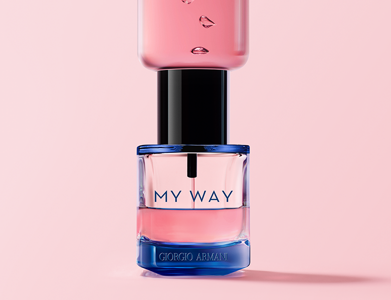 Her ses en lyserød baggrund med en lyserød parfume, som bliver fyldt op.