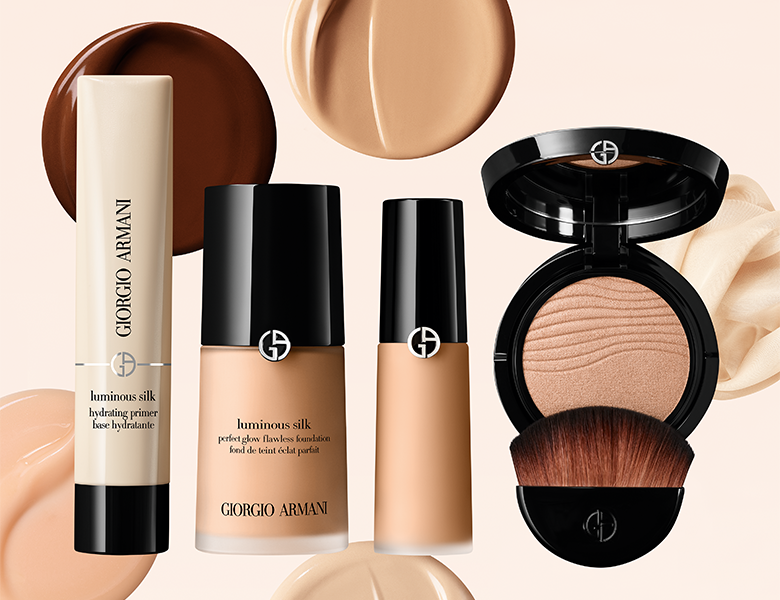 Her ses en lys baggrund med en masse forskellige makeupprodukter.