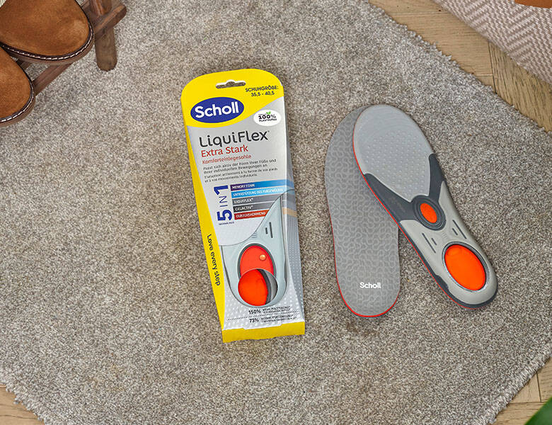 Her ses et gulvtæppe med nogle Scholl såler på.