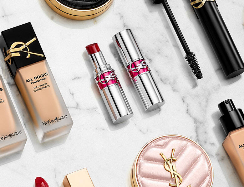 Her ses forskelligt YSL makeup ligge på et hvidt bord.