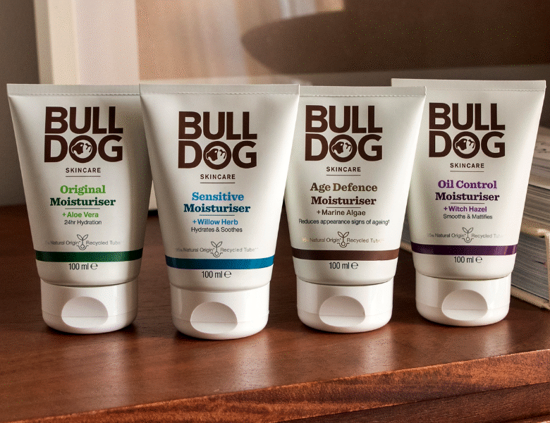 Her ses fire Bulldog produkter på en række. De står på et træbord.