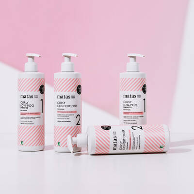 Her ses en hvid og lyserød baggrund med fire lyserøde og hvide Curly produkter fra Matas Striber.