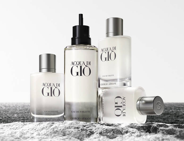 Her ses et sort hvidt billede med fire herreparfumer.