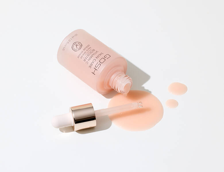Her ses et lyserødt Gosh hudpleje produkt på en hvid baggrund.
