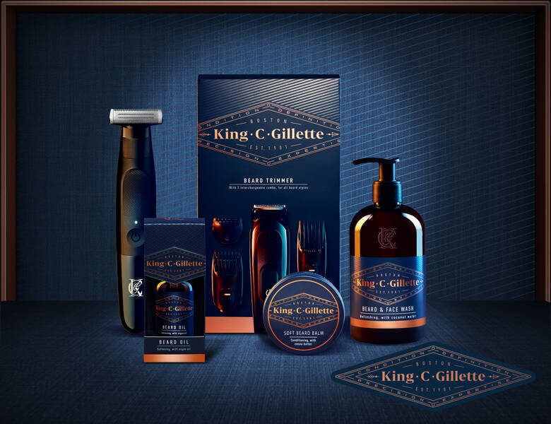 Her ses forskellige Gillette produkter i mørkeblå og orange. Baggrunden er mørkeblå.