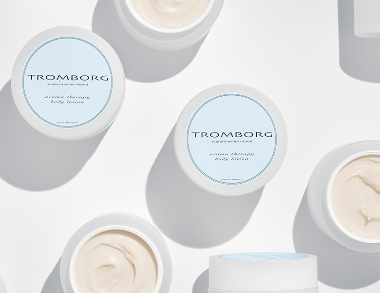 Her ses Tromborg body lotion i hvide krukker på en lys baggrund.