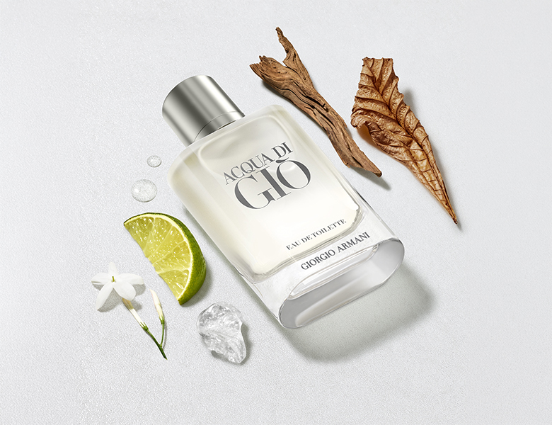 Her ses Giorgio Armani Acqua di Giò Eau de Toilette sammen med lime, blomster og træ.