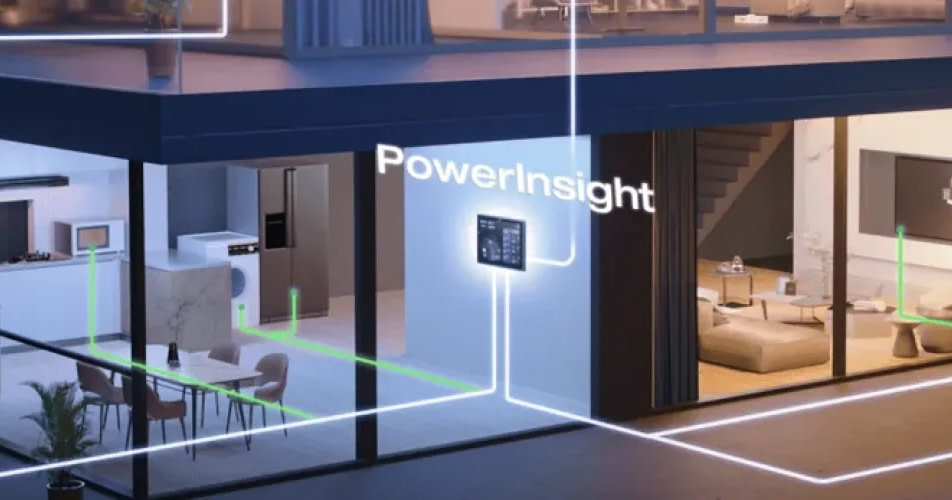 Een modern slim huisinterieur met oplichtende groene circuitlijnen en een “PowerInsight” paneel. De setting is strak, minimalistisch en hightech.