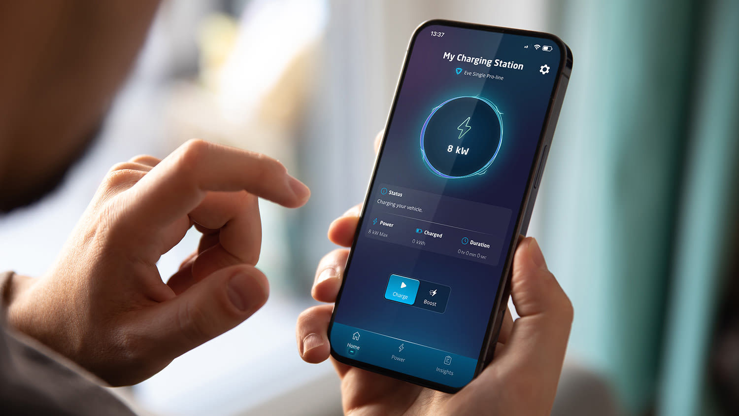Een persoon die een smartphone vasthoudt met de interface van de Eve Connect laadstation-app, die 8 kW verbruik toont. De interface is strak en modern.