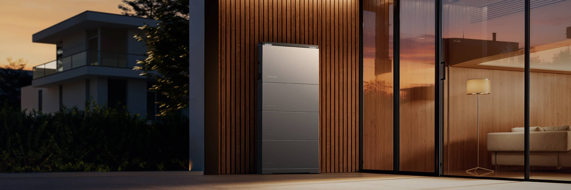 Een uitzicht op het terras van een villa bij zonsondergang, met een elektrisch apparaat dat aan een houten wand is gemonteerd, als visualisatie van de serviceprocessen van het EcoFlow All-in-One-energiesysteem.