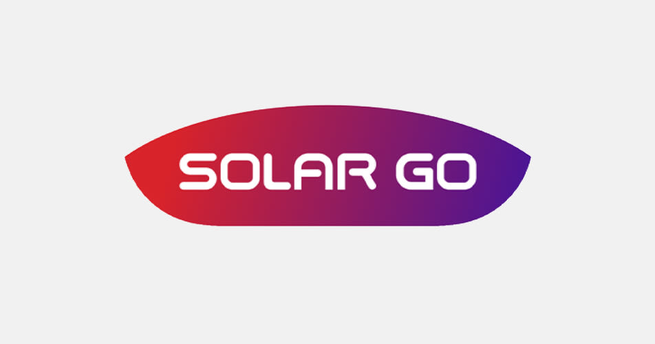 Het logo “SOLAR GO” toont vetgedrukte witte tekst op een elliptische achtergrond met een verloop van rood naar blauw en straalt een moderne, dynamische energie-uitstraling uit.