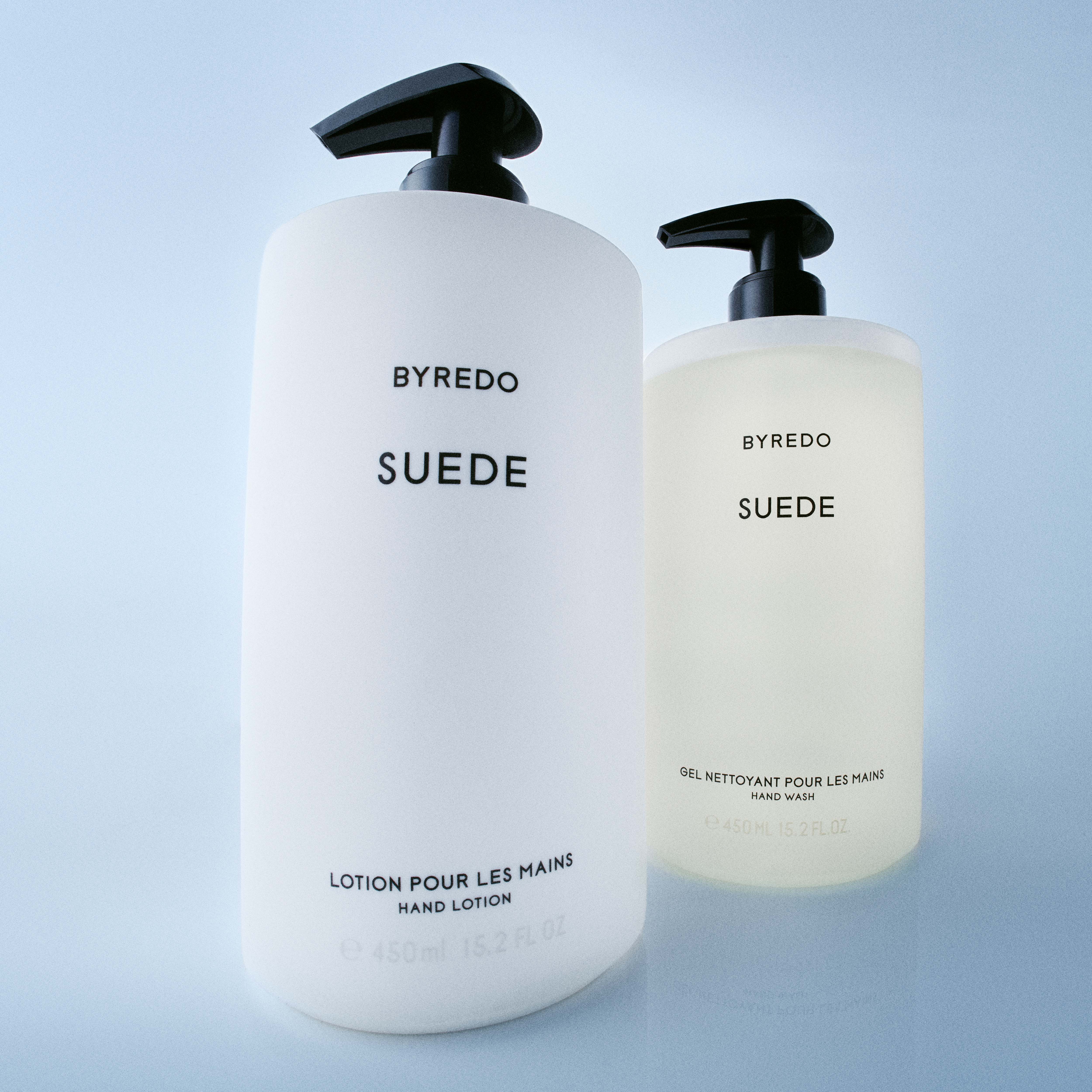 To Byredo Suede håndprodukter i pumpeflasker på lys bakgrunn.