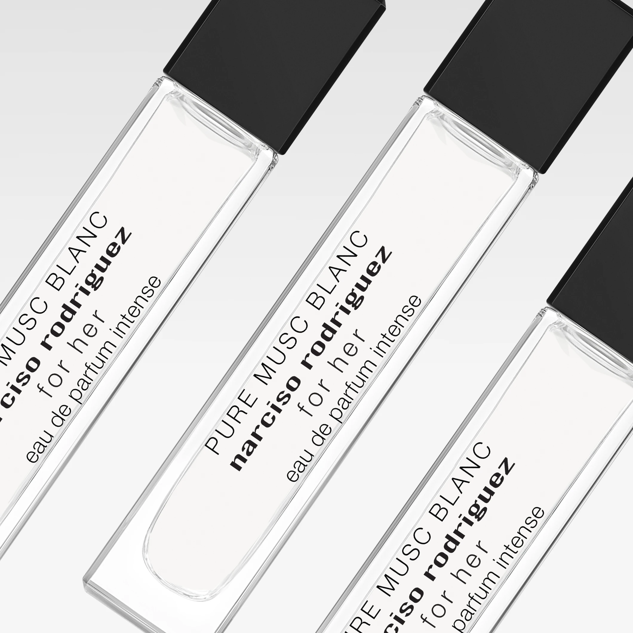 Tre flaskor av narciso rodriguez PURE MUSC BLANC for her eau de parfum intense med svarta korkar visas mot ljusgrå bakgrund. På flaskorna syns texterna ”PURE MUSC BLANC”, ”narciso rodriguez”, ”for her” och ”eau de parfum intense”.