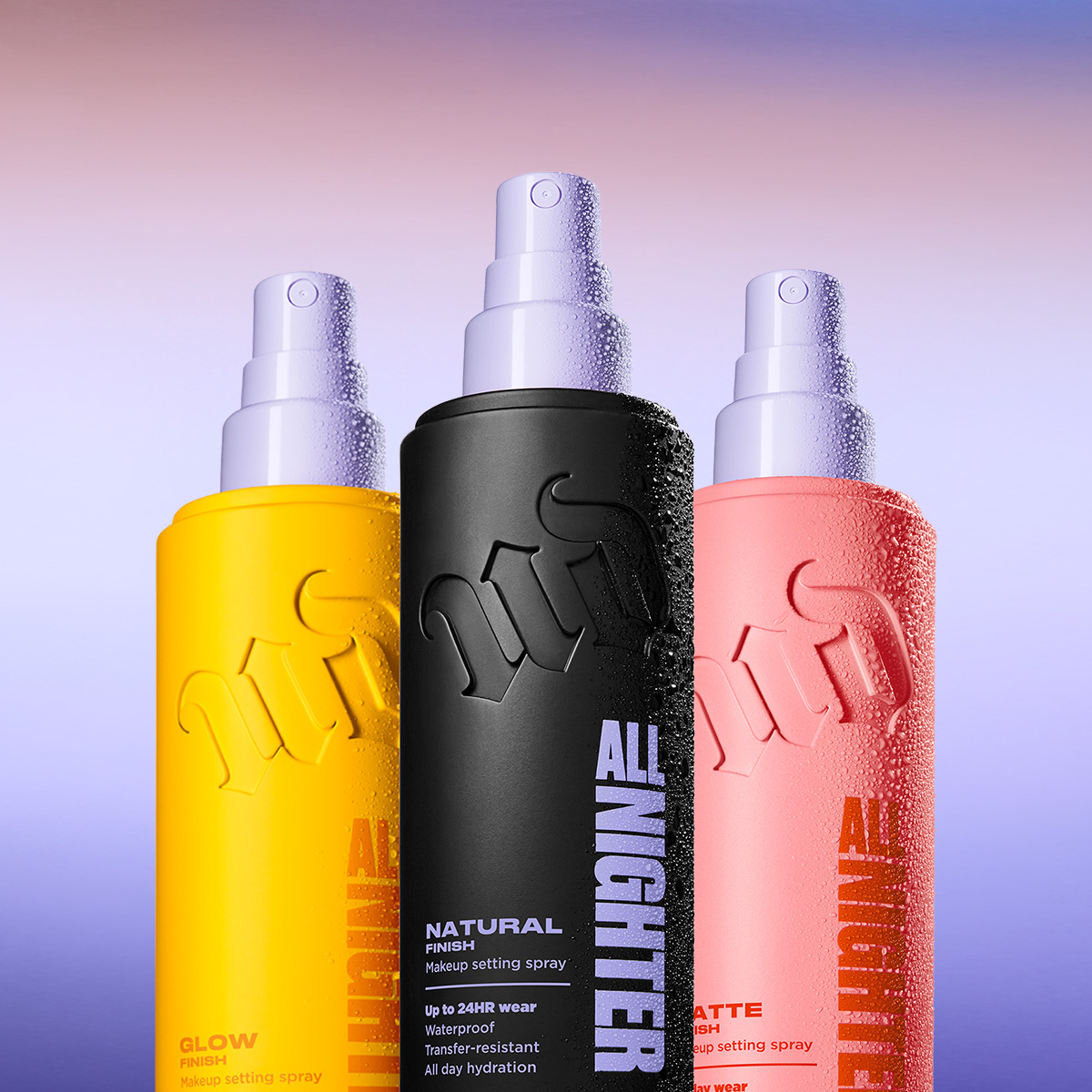 Urban Decay All Nighter-settingsprayer med ulike finisher mot lys lilla bakgrunn.
