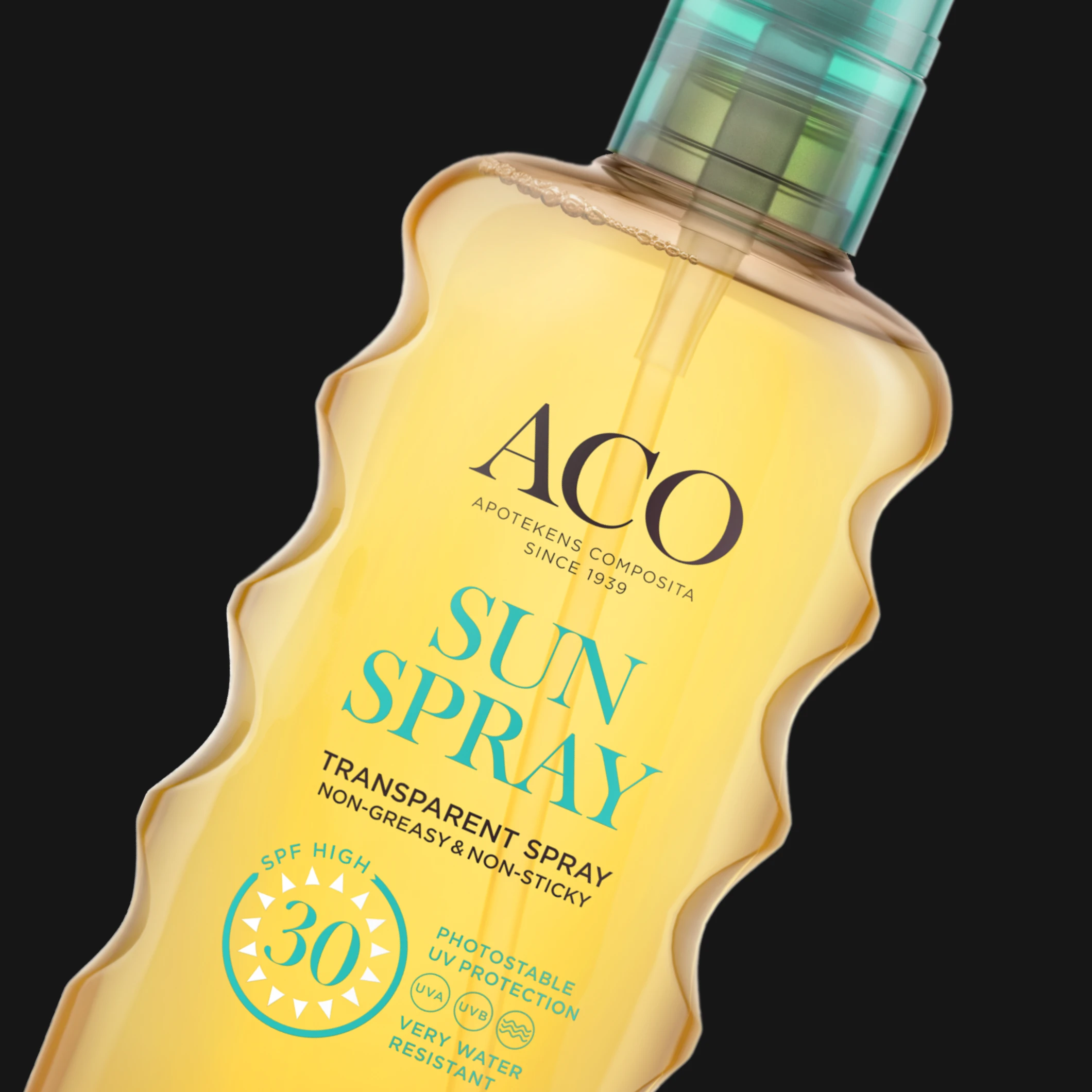 Nærbilde av Biotherm Waterlover Hydrating Sun Milk SPF 30 i gul flaske med hvit pumpe mot svart bakgrunn. Synlig tekst inkluderer "BIOTHERM", "WATERLOVER HYDRATING SUN MILK", "SPF 30", "UVA UVB", "HIGH PROTECTION", "WATER RESISTANT", "SUNMILK PROTECTION AND HYDRATION", "100% BOTTLE IN RECYCLED PLASTIC BOTTLE*" og "400 ml".