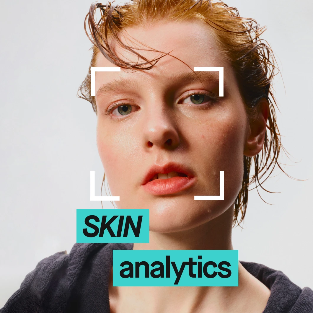 Närbild på en person med fuktigt, tillbakakammat hår och naturlig makeup, inramad av grafiska markörer, som illustrerar KICKS Skin Analytics hudanalys.