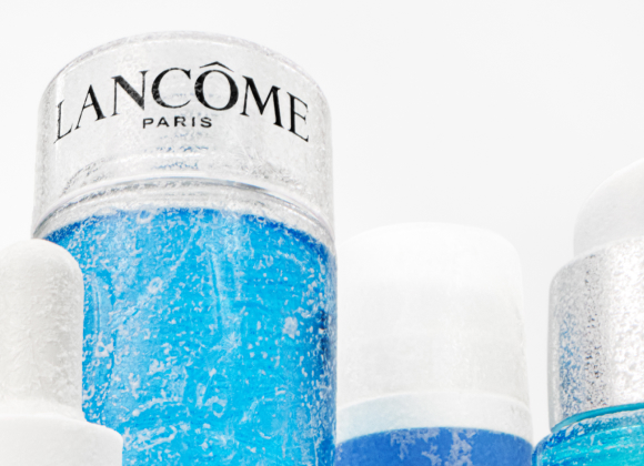 Produkt fra Lancome nedenfra sammen med andre produkter, mot en hvit bakgrunn