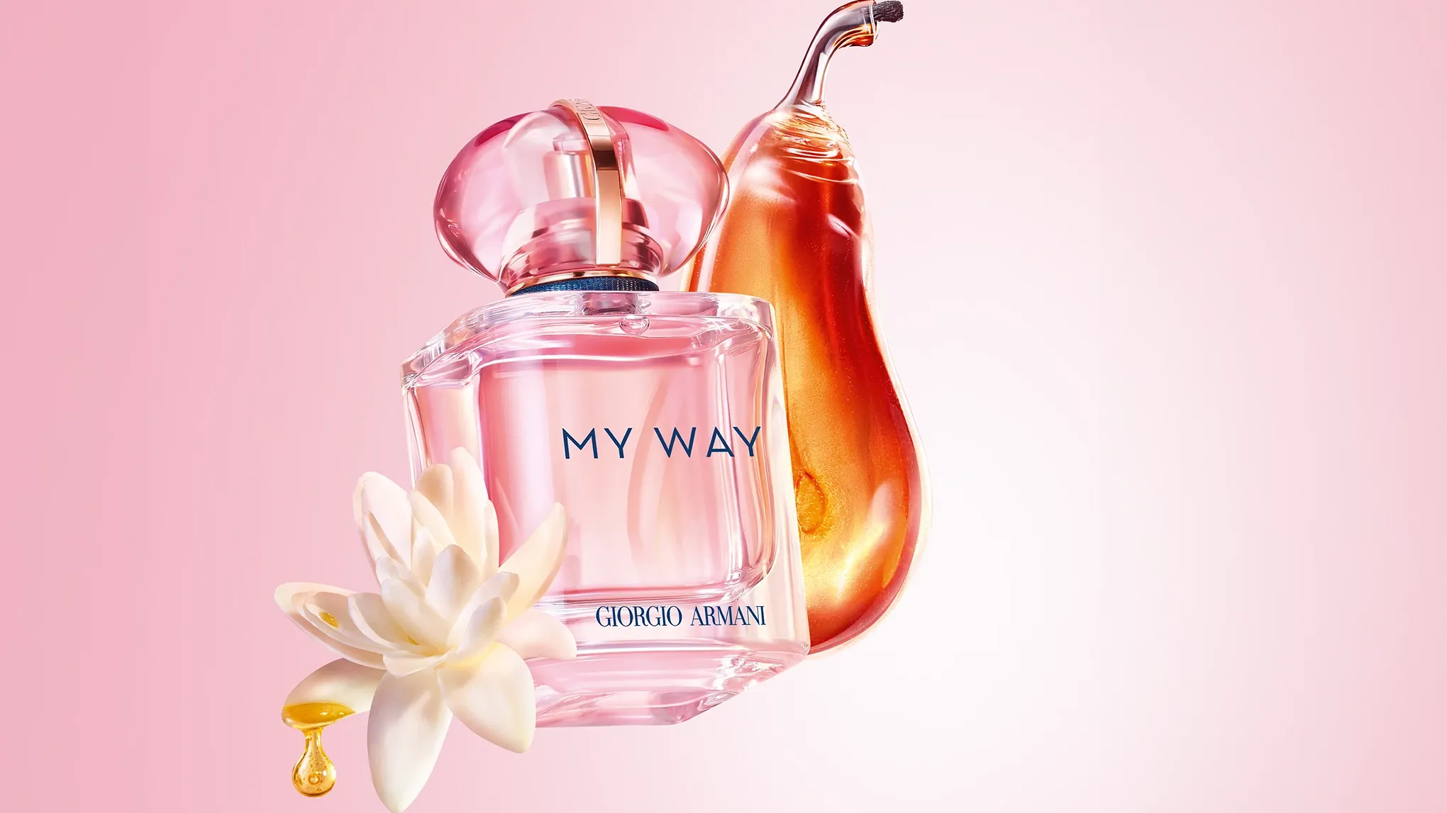 Giorgio Armani My Way -hajuvesipullo päärynän, kukan ja tuoksupisaroiden kanssa vaaleanpunaisella taustalla