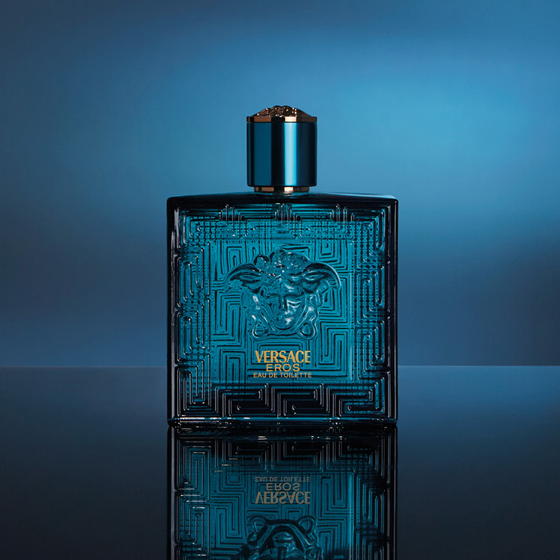 En turkis Versace-parfymeflaske.