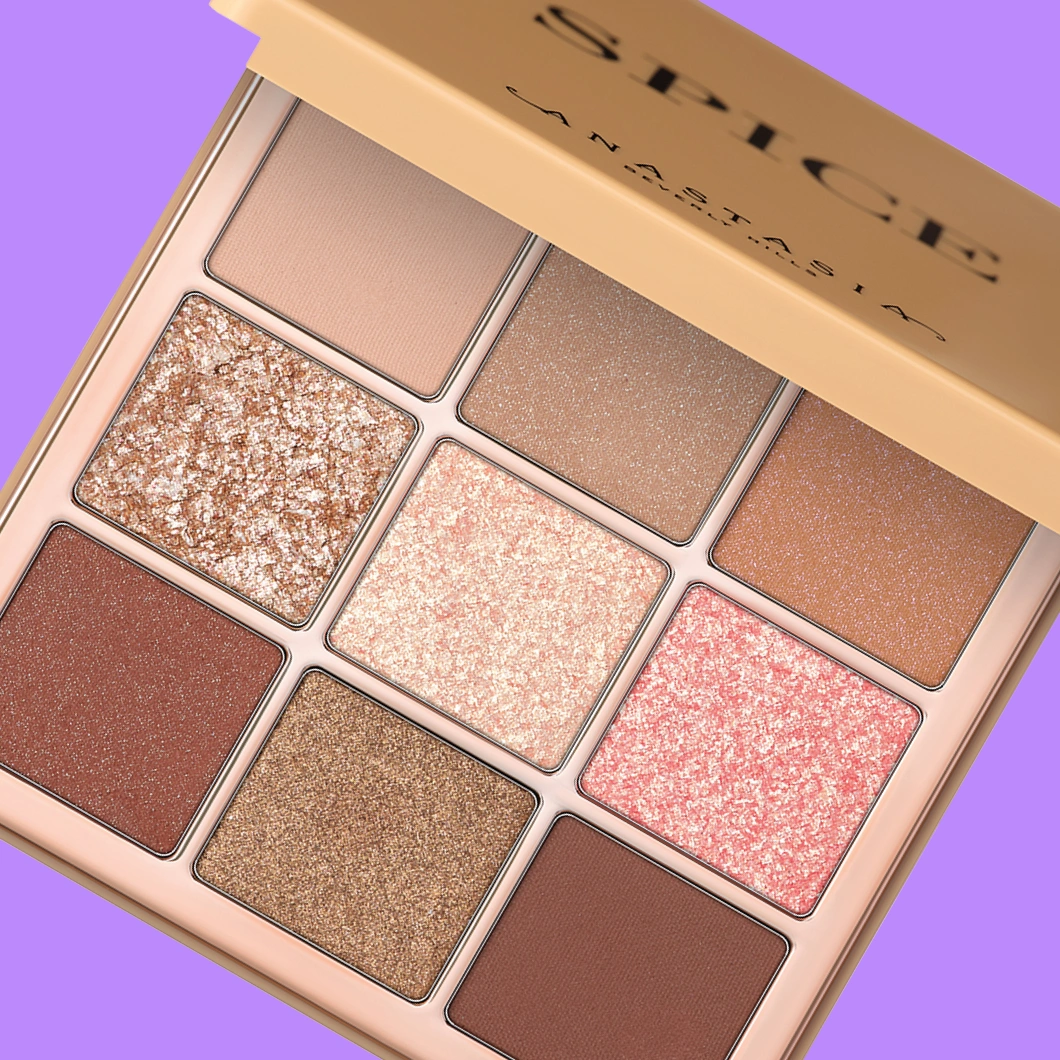 Anastasia ögonskuggspalett med nio nyanser i beige, brunt, rosa och guld, med både matta och skimrande ögonskuggor. Texten ”SPICE” och ”ANASTASIA” syns på locket.