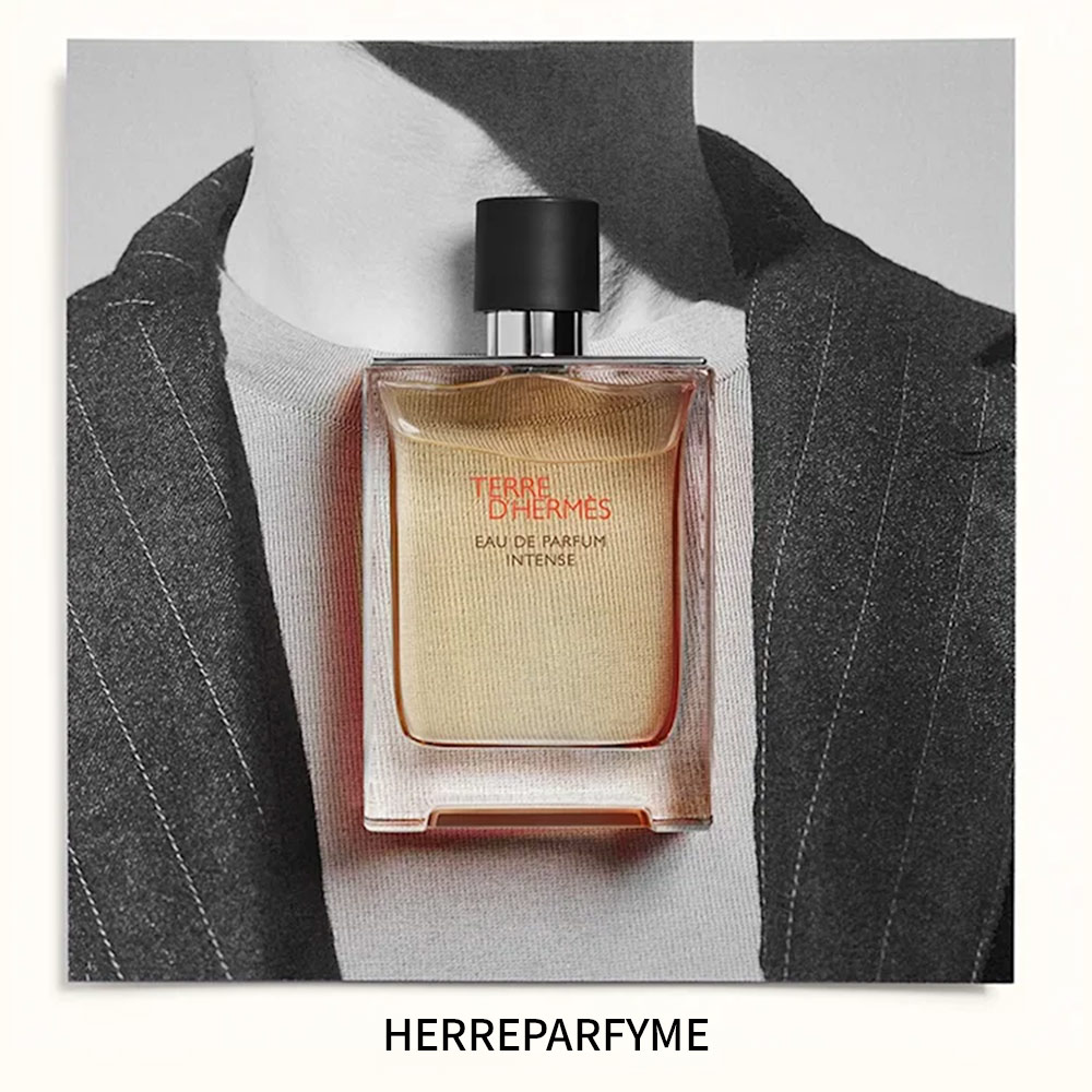 En flaske med Terre d'Hermès Eau de Parfum Intense, en herreparfyme.