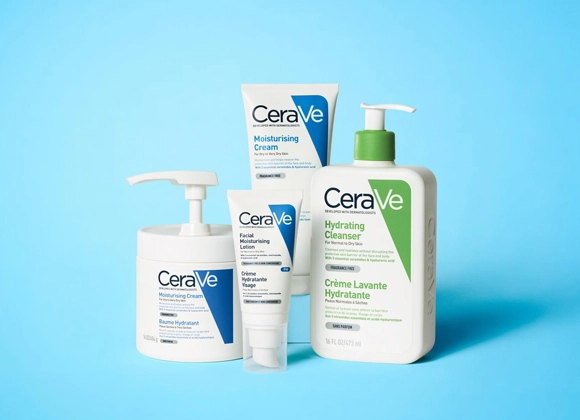 CeraVe hudvårdsprodukter mot en ljusblå bakgrund