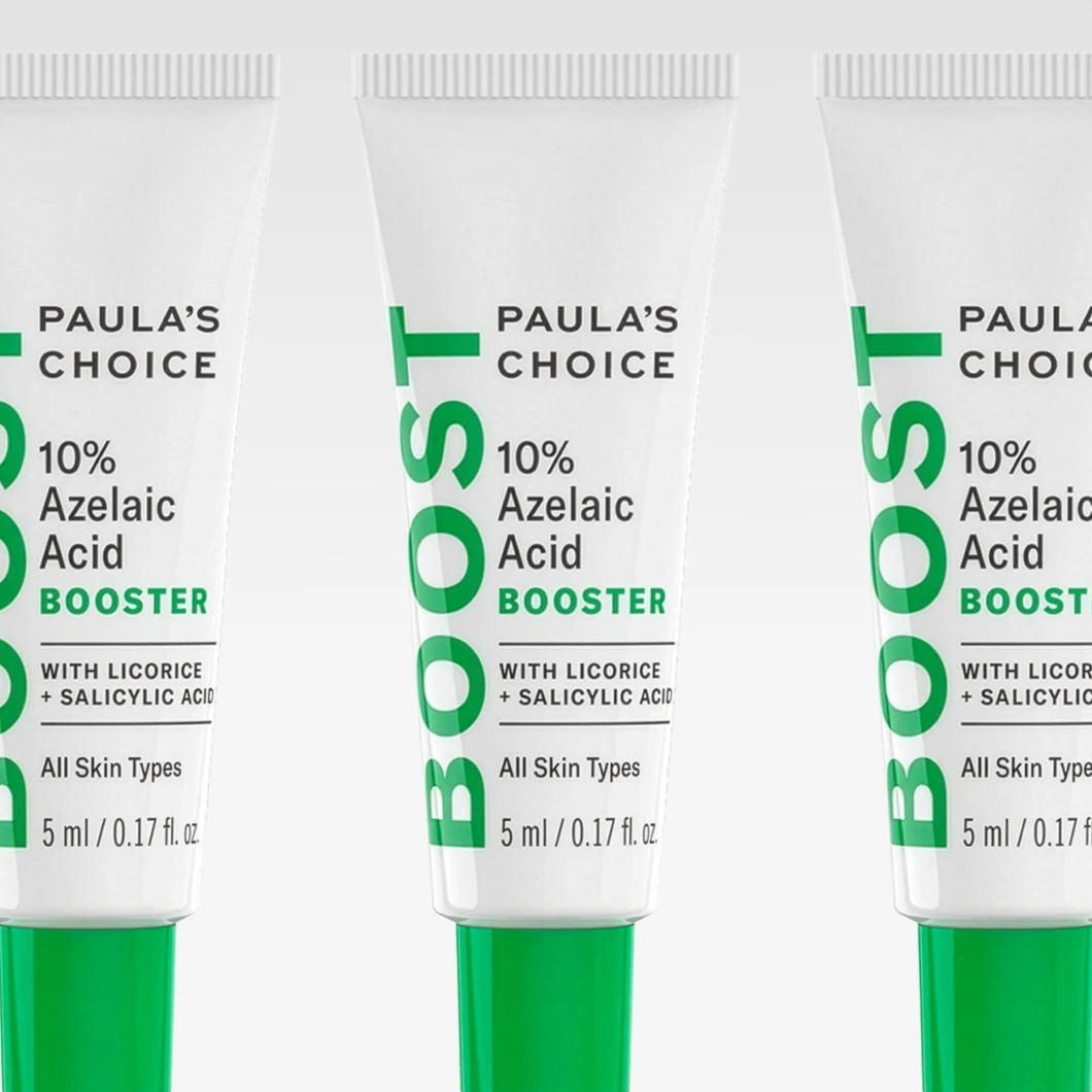 Tre tuber fra Paula’s Choice vises mot en lys grå bakgrunn. Emballasjen har teksten “PAULA’S CHOICE”, “10% Azelaic Acid BOOSTER”, “WITH LICORICE + SALICYLIC ACID”, “All Skin Types” og “5 ml / 0.17 fl. oz.”.