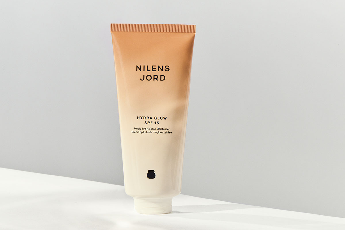 Kaksi henkilöä istuu vierekkäin. Molemmat ovat pukeutuneet vaaleisiin vaatteisiin ja heidän ihonsa on vaalea.