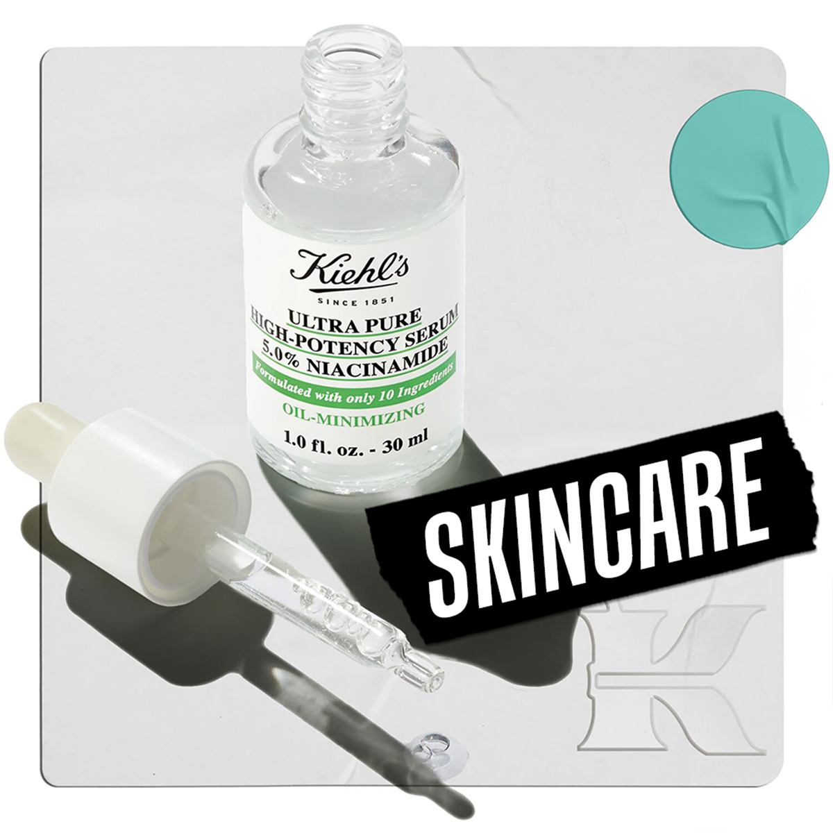En flaske med Kiehl's Ultra Pure High-Potency Serum med 5,0 % niacinamid, plassert mot en lys bakgrunn. Flaskens pipette står ved siden av, og en liten dråpe serum er synlig. I øvre høyre hjørne er det en turkis sirkel, og i nedre høyre hjørne er Kiehl's-logoen. Teksten «Skincare» er plassert i nedre venstre hjørne.