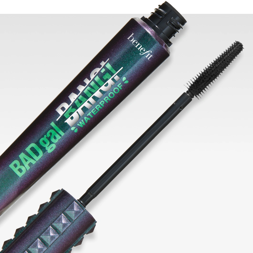 Benefit BADgal BANG! Waterproof mascara visas i mörk förpackning med borste. Texten “BADgal BANG! WATERPROOF” syns på produkten.