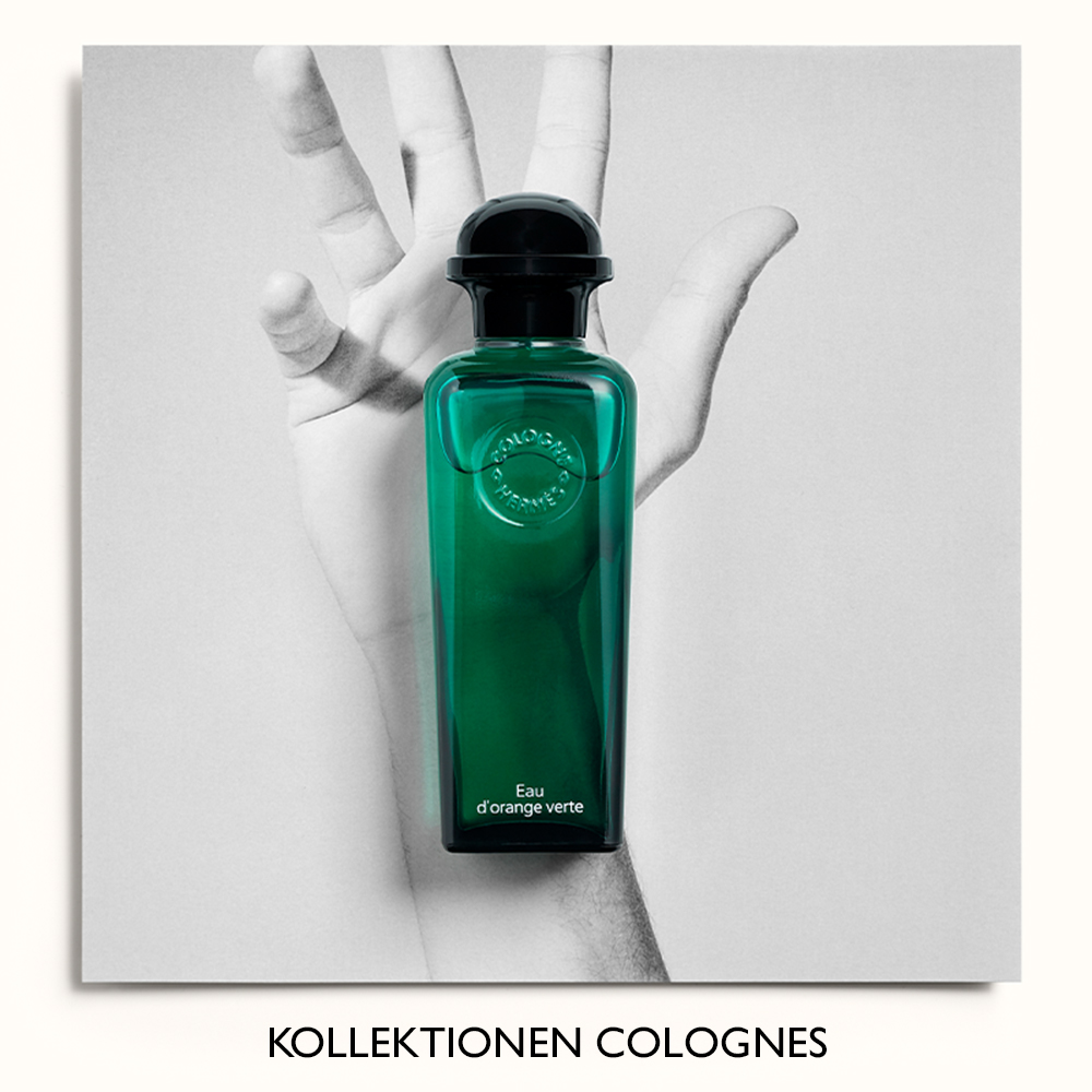 "Kollektionen Colognes". Parfymflaska från Hermès, Eau d'orange verte, placerad framför en svartvit bild av en hand.