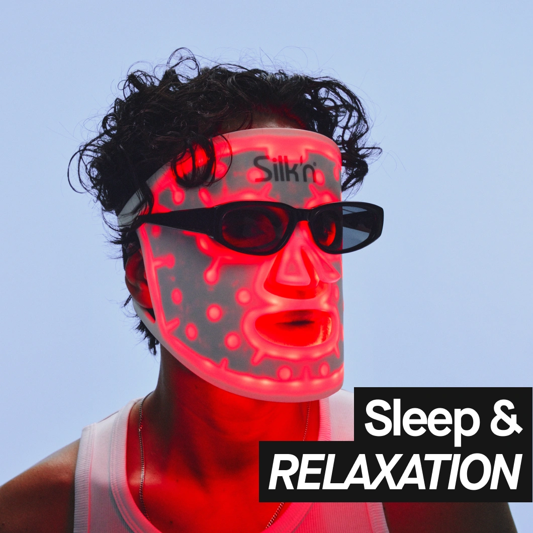 Kampanjbild med texten “Sleep & RELAXATION”. En person med lockigt hår bär en upplyst Silkn LED-mask och svarta glasögon mot ljusblå bakgrund.
