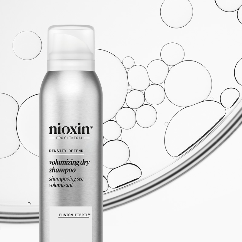 Nioxin Pro Clinical voluminiserende tørrsjampo i sølvfarget flaske med gjennomsiktig hette.