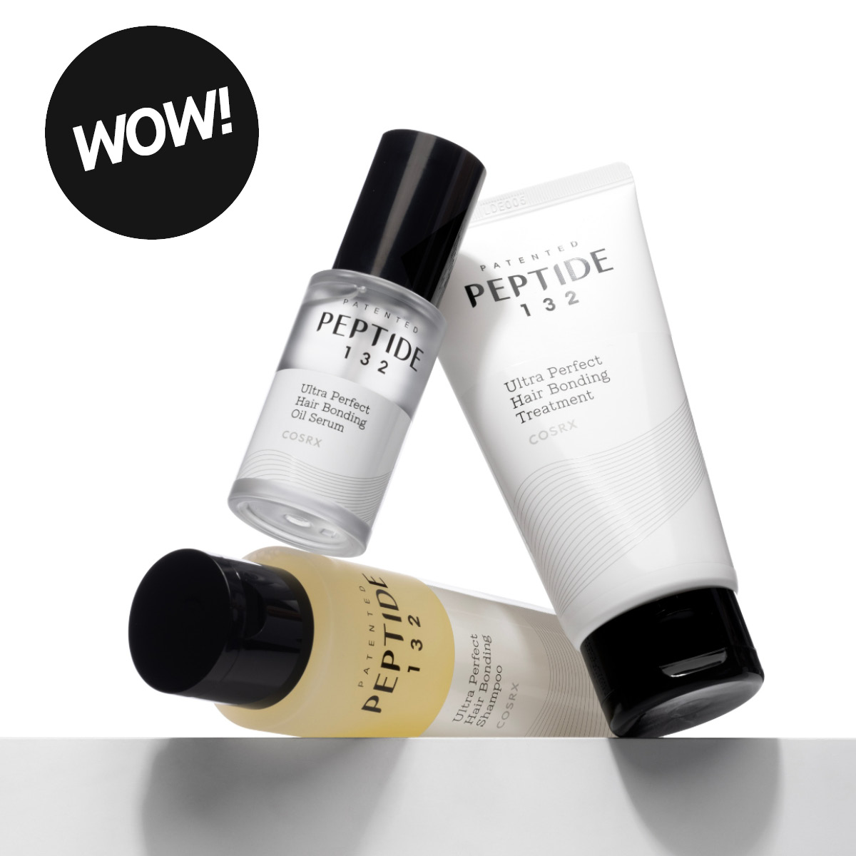 COSRX Peptide 132 hårvårdsserie mot ljusgrå bakgrund med texten “WOW!”. Produkterna Ultra Perfect Hair Bonding Shampoo, Treatment och Oil Serum visas i minimalistiska flaskor och tuber för reparerande hårvård.