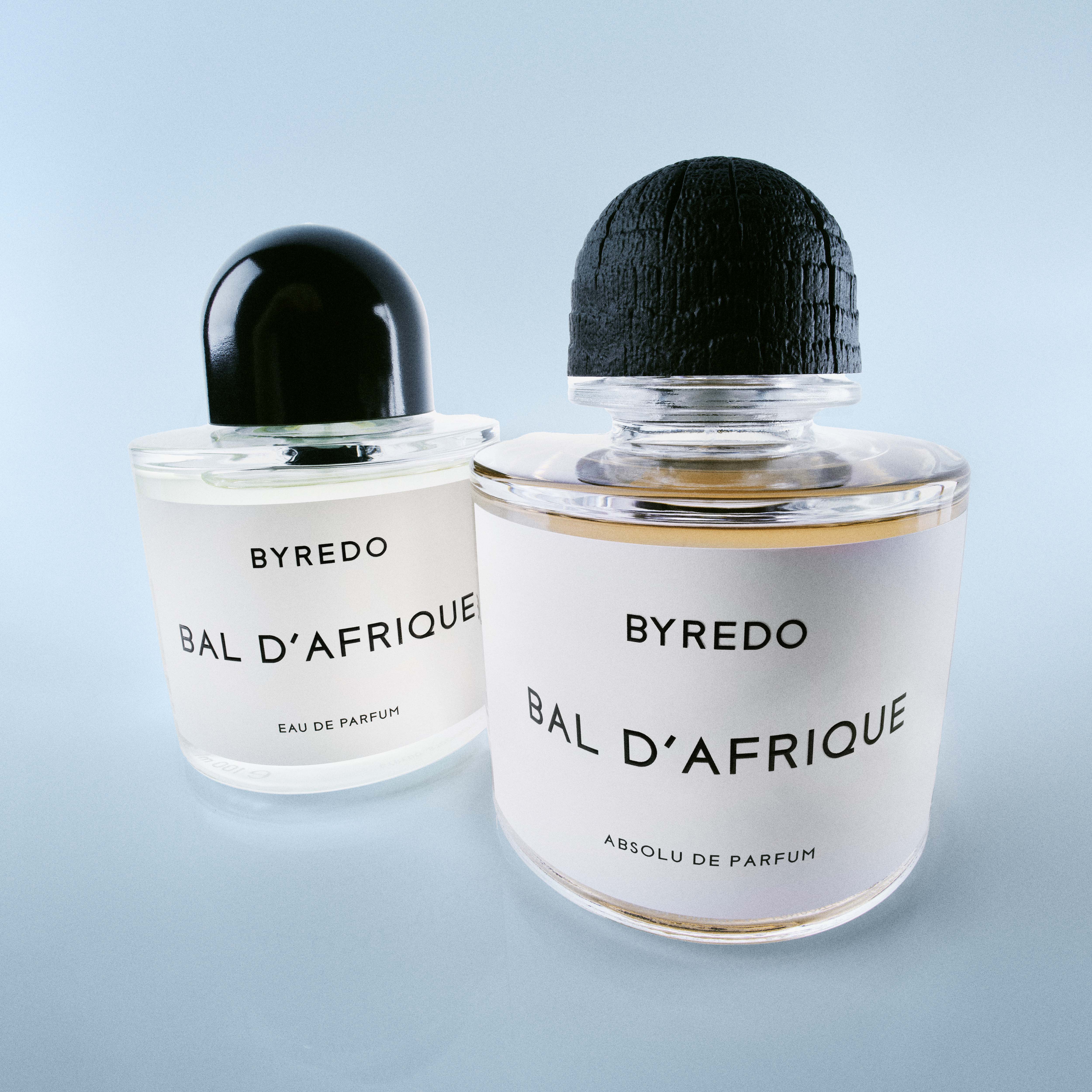 To Byredo Bal d’Afrique-parfymeflasker på lys bakgrunn, én i forgrunnen.