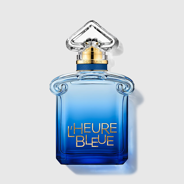 Guerlain L’Heure Bleue-parfymeflaske mot en lys bakgrunn.