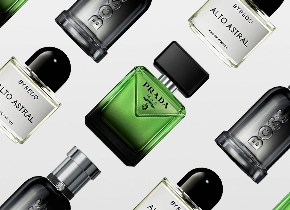 Et elegant bilde med flere herreparfymer mot en lys bakgrunn: en grønn, firkantet flaske fra Prada, svarte flasker fra Hugo Boss og gjennomsiktige flasker med svart kork fra Byredo Alto Astral. Perfekt som farsdagsgave eller gavetips til menn.