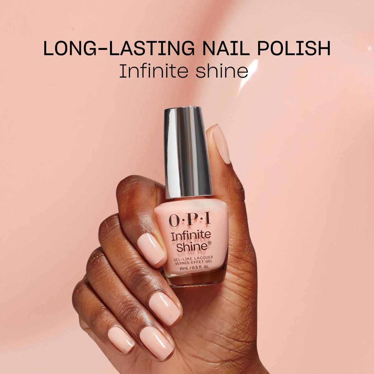 En hand med ljusrosa nagellack från märket OPI. Handen håller i en flaska med nagellack som heter "Infinite Shine". Bakgrunden är ljusrosa och texten "Long-Lasting Nail Polish Infinite shine" står ovanför nagellacksflaskan.