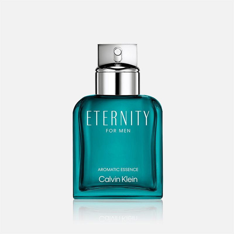 Turkos parfymflaska med silverfärgad spraykork från Calvin Klein med texten "ETERNITY FOR MEN", "AROMATIC ESSENCE" och "Calvin Klein".