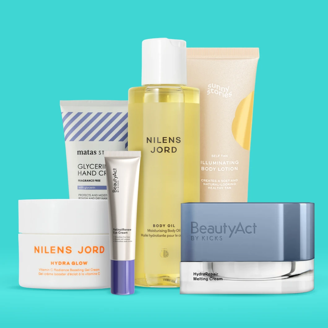 Nilens Jord Hydra Glow, Nilens Jord Body Oil, Matas Striber Glycerin Hand Cream, BeautyAct RetinolRenew Eye Cream, BeautyAct HydraRepair Melting Cream og Sunny Stories Self Tan Illuminating Body Lotion vises mot en turkis bakgrunn. På emballasjen vises de respektive produktnavnene og varemerkene.