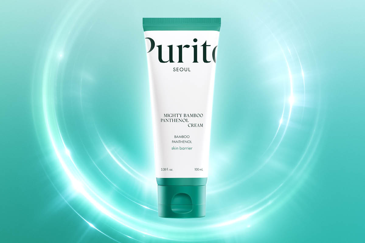 Hudpleiekremen Purito Seoul Mighty Bamboo Panthenol Cream i en hvit tube med grønt lokk mot turkis bakgrunn med lyseffekter. På emballasjen vises teksten “Purito Seoul”, “Mighty Bamboo Panthenol Cream”, “Bamboo Panthenol”, “skin barrier” og “100 mL”.