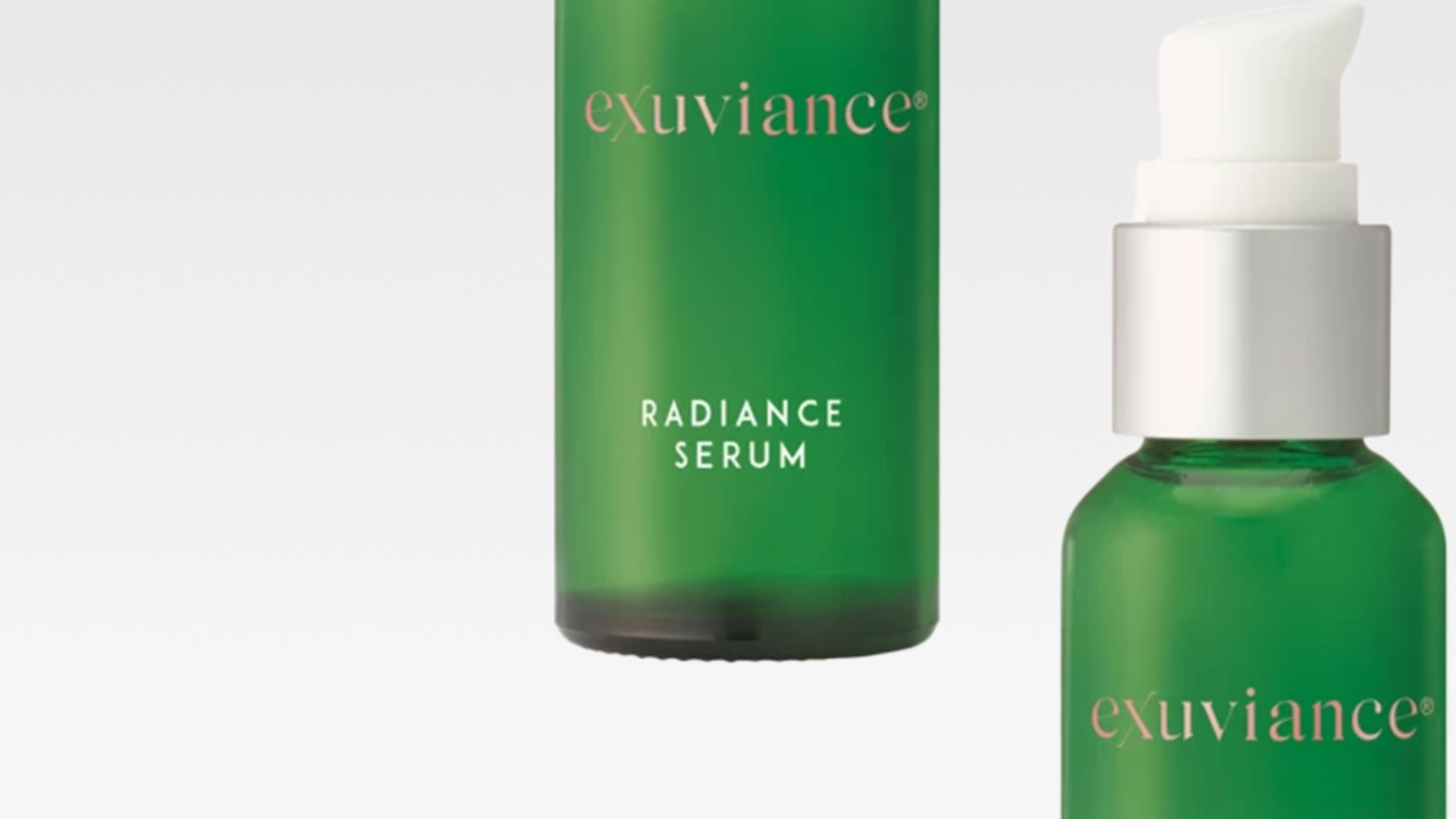 Kaksi vihreää pulloa, jotka sisältävät Exuviance Radiance -seerumia.