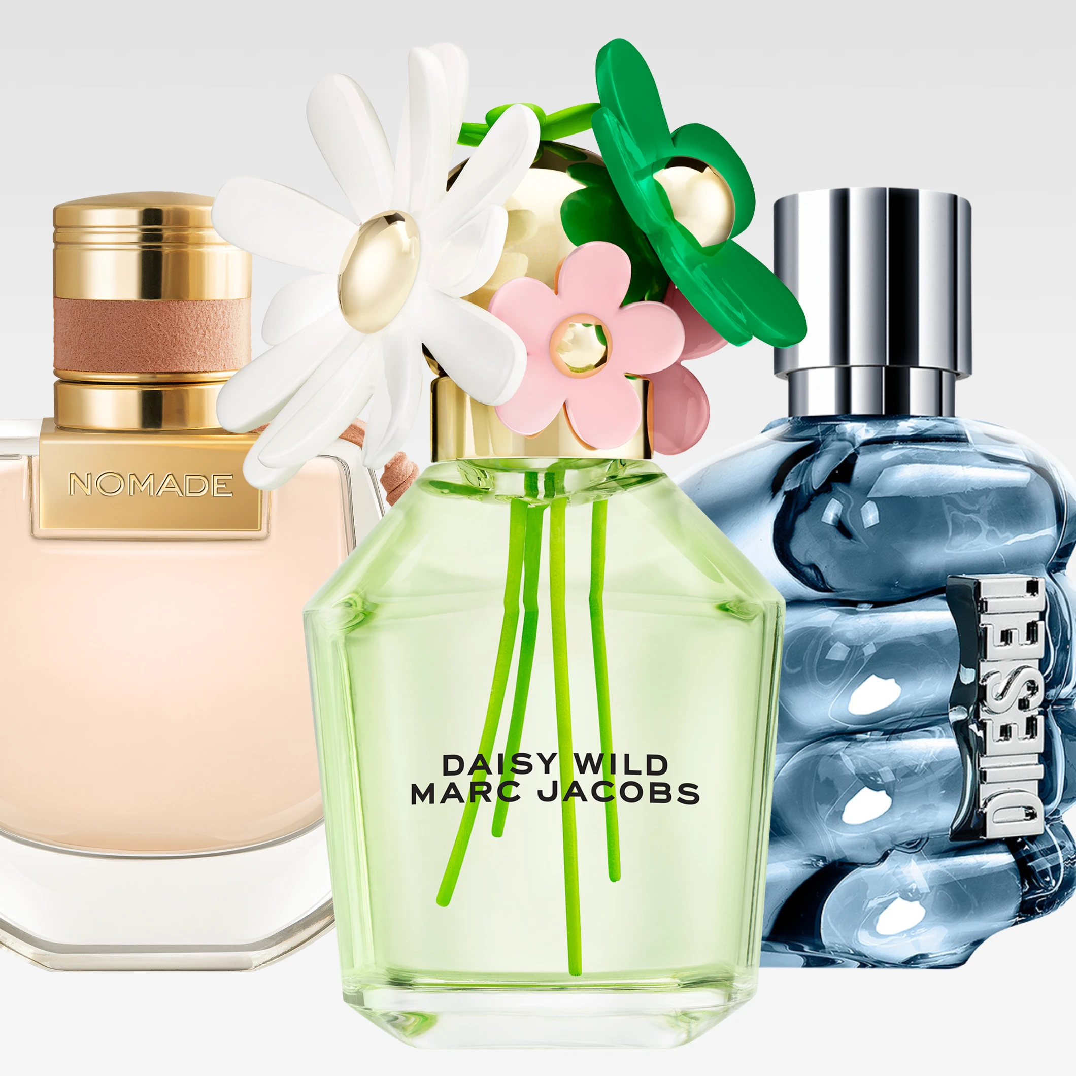 Kolme hajuvesipulloa vaaleanharmaata taustaa vasten: Chloé Nomade, Marc Jacobs Daisy Wild sekä sininen Diesel-hajuvesi, jossa on kohokuvioitu teksti. Pulloissa näkyvät tekstit ”NOMADE”, ”DAISY WILD MARC JACOBS” ja ”DIESEL”.
