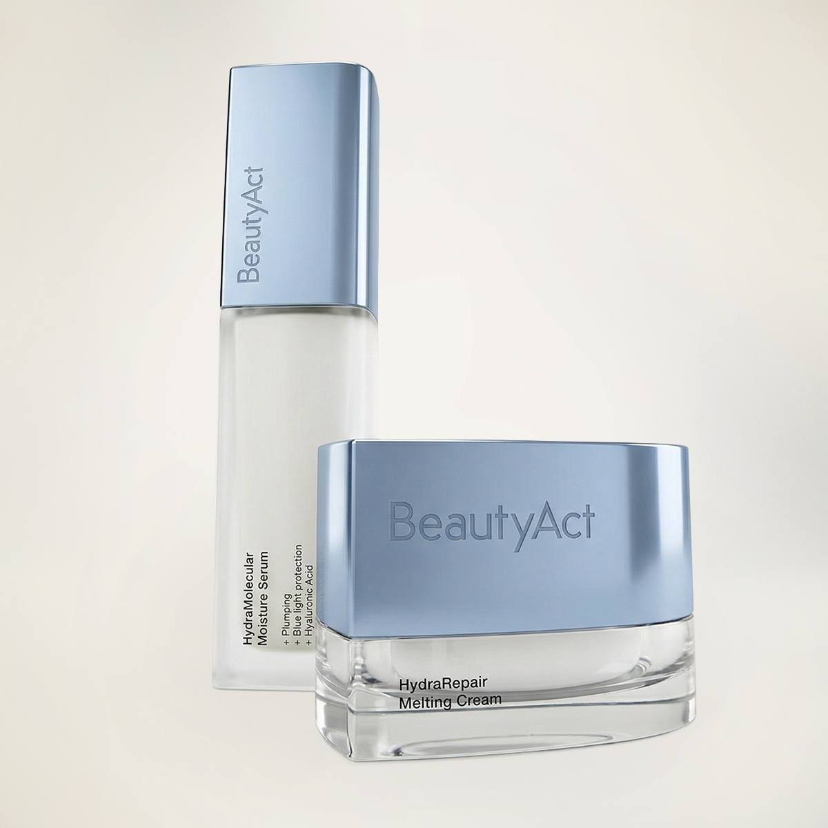 BeautyAct hudpleie med serum og ansiktskrem i blå emballasje: flaske merket “HydraMolecular Moisture Serum” med teksten “+ moisture + barrier protection + blue light protection + hyaluronic acid” samt krukke merket “HydraRepair Melting Cream” mot lys bakgrunn.