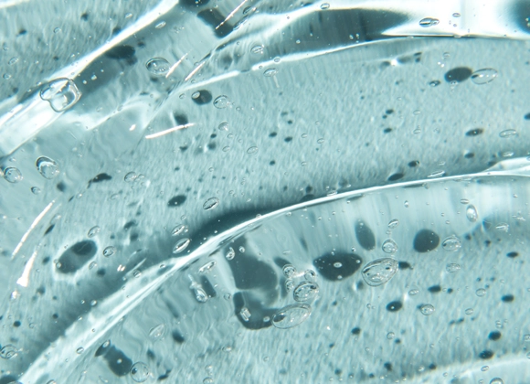 Närbild av klar gel med bubblor.