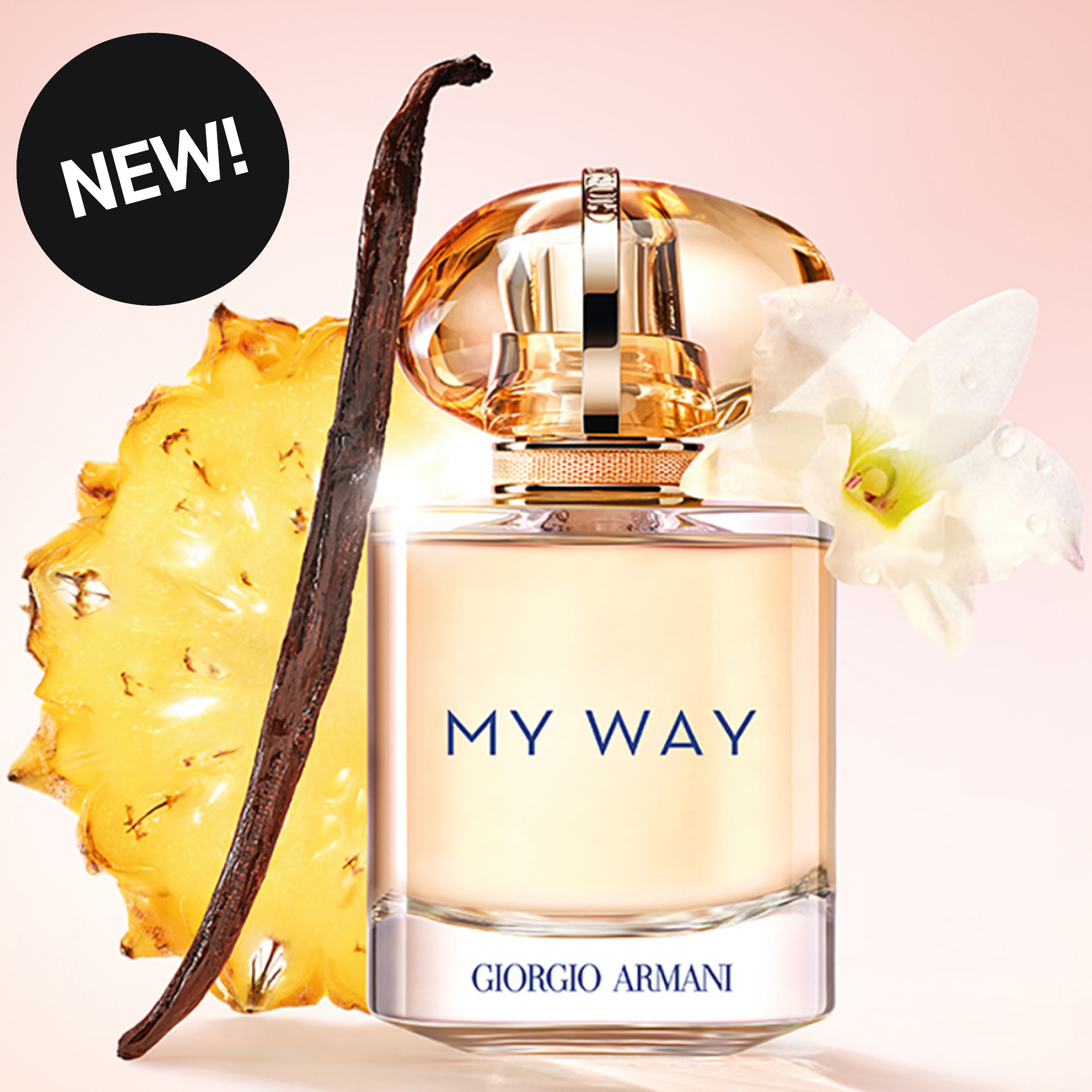 Giorgio Armani My Way parfymeflaske mot lys rosa bakgrunn med teksten “NEW!”. Parfymen er omgitt av ananas, vaniljestang og hvit blomst med vanndråper.